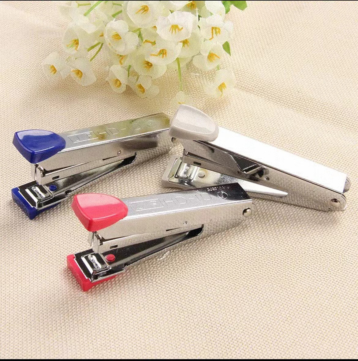 Stapler Mini Hekter Kecil dengan Dimensi 9.5 cm x 2 cm Fungsional — 7
