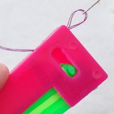 Alat Bantu Memasukan Benang ke Jarum Mata Nenek Plastik Needle Threader — 8
