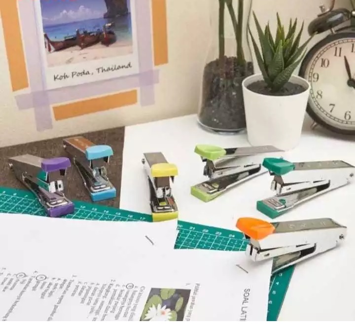 Stapler Mini Hekter Kecil dengan Dimensi 9.5 cm x 2 cm Fungsional — 3
